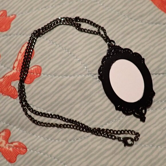 Witchy gothic snowy owl and crystals necklace - Picture 3 of 3